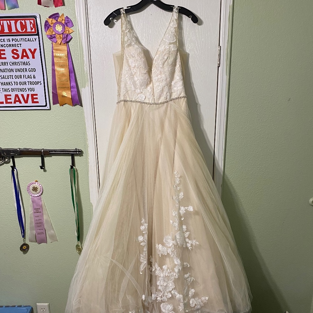 Casablanca Wedding Dress - Style 2348 - Bria - size 6